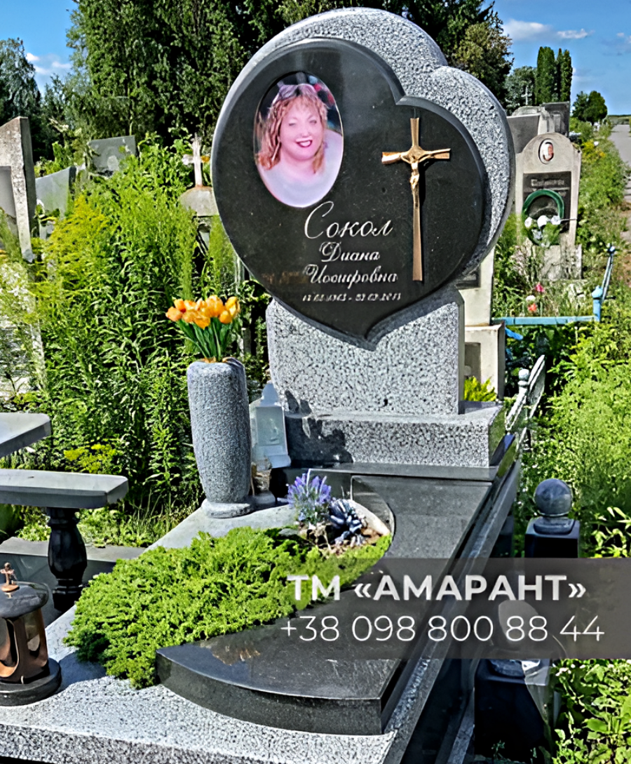Пам’ятник із граніту «АМАРАНТ» із фотоовалом у формі серця №39