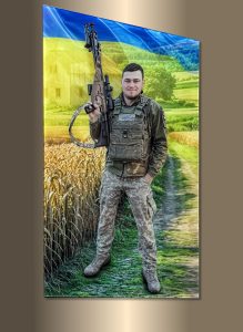 Фото на пам'ятник військовому ЗСУ на фотосклі з патріотичним прапором України